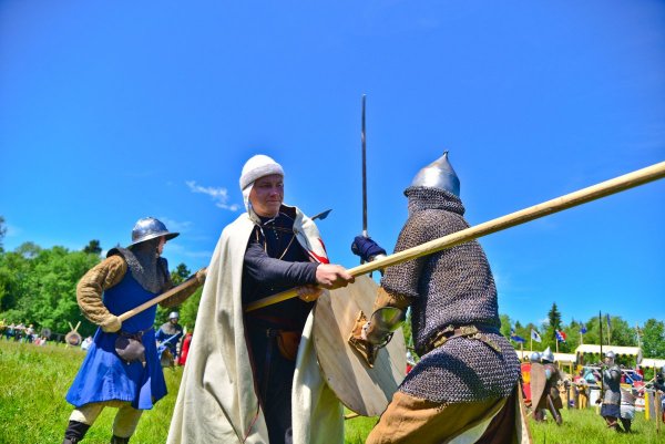 за границу не пускают )))