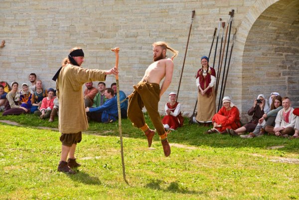 забава первая - "сбей ... нож ..."