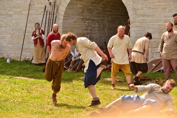 а бой всё продолжался