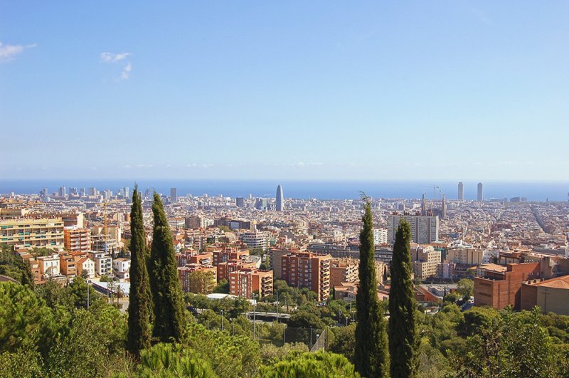 Ошибиться трудно, так как эта широкая дорога с двух сторон ограничена каменными шарами — четками («розарио» по-испански означает «четки»). От центральной площади она ведет к боковому входу в парк с улицы Кармель (carretera Carmel) и тянется она вдоль древ