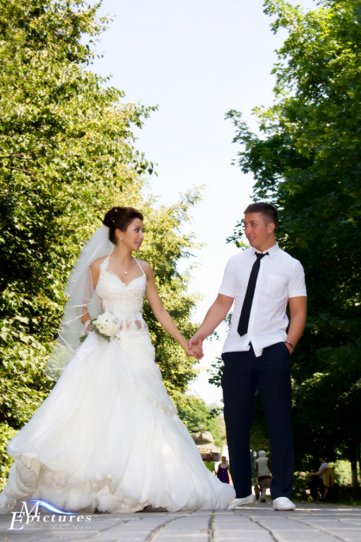 жених и невеста в парке жених и невеста в парке