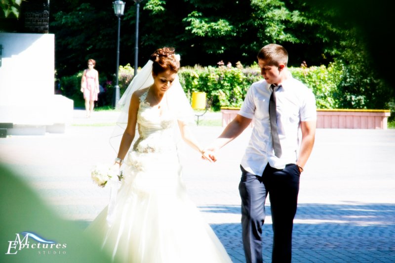 прогулка по парку жених и невеста прогулка по парку жених и невеста