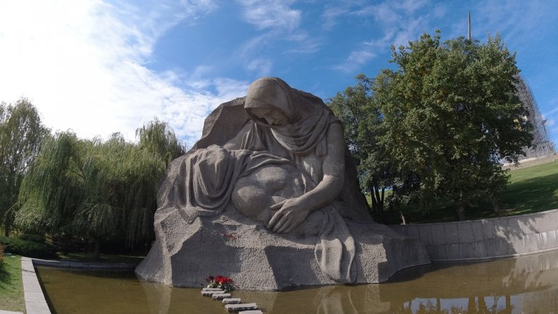 Монумент "Скорбящая мать"