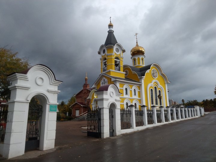 А здесь храм уже желтый :-)