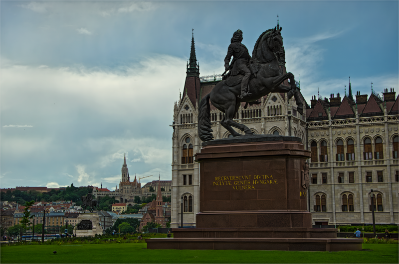 Венгрия , —прогула по городу   Будапешта, Конная статуя Ференца II Ракоци у здания парламента, Будапешт, Венгрия 2019г Камера: NIKON D5100